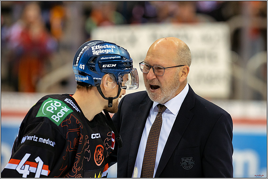 PENNY DEL Viertelfinale 4. Spiel; Duesseldorfer EG - Red Bull Muenchen; Duesseldorf, 16.04.2022